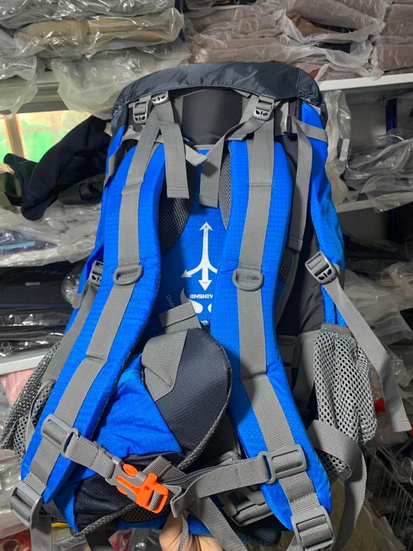 Sac à dos randonnée professionnel 80 L étanche, système de soutien dorsal léger — صورة حقيقية 10