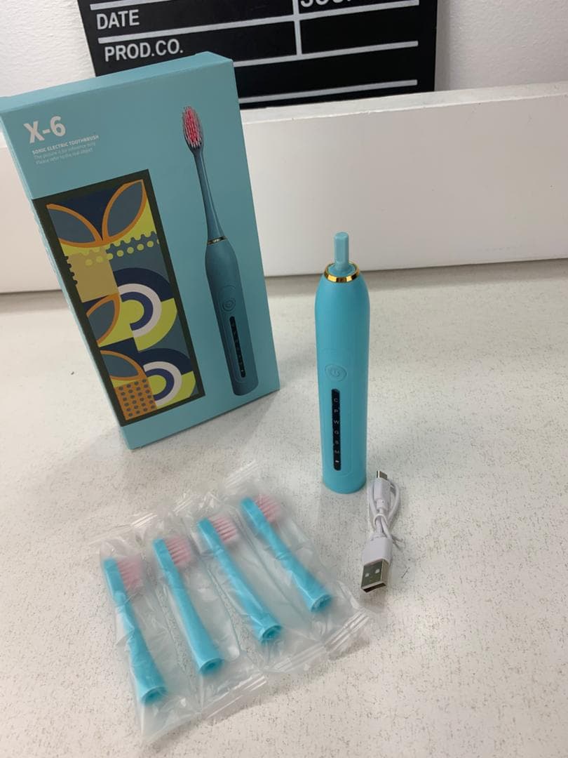 Brosse à Dents Électrique 4 Têtes Incluses Rechargeable et Étanche IPX7 – فرشاة أسنان كهربائية بأربعة رؤوس — صورة حقيقية 7