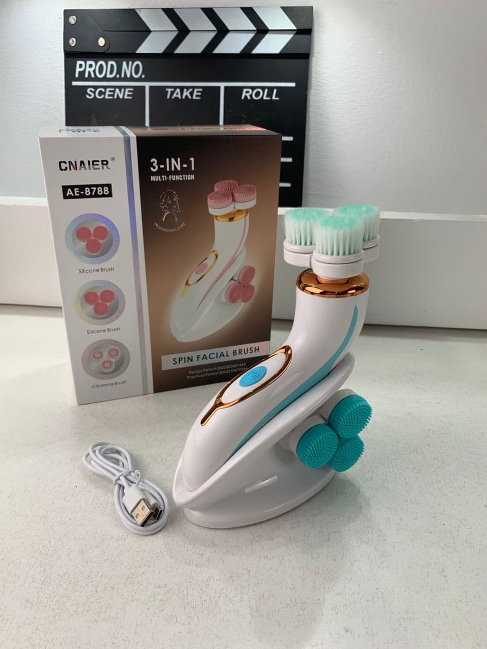 Brosse Nettoyante Électrique Cnaier AE-8788 3 Têtes Rotatives Recharge USB – جهاز تنظيف البشرة بعمق — صورة حقيقية 9