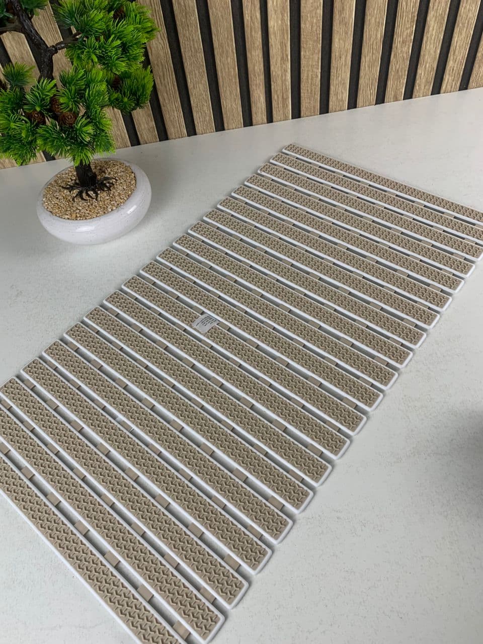 Tapis de baignoire et de douche antidérapant avec trou d’évacuation – بساط حمام مضاد للإنزلاق — صورة حقيقية 14