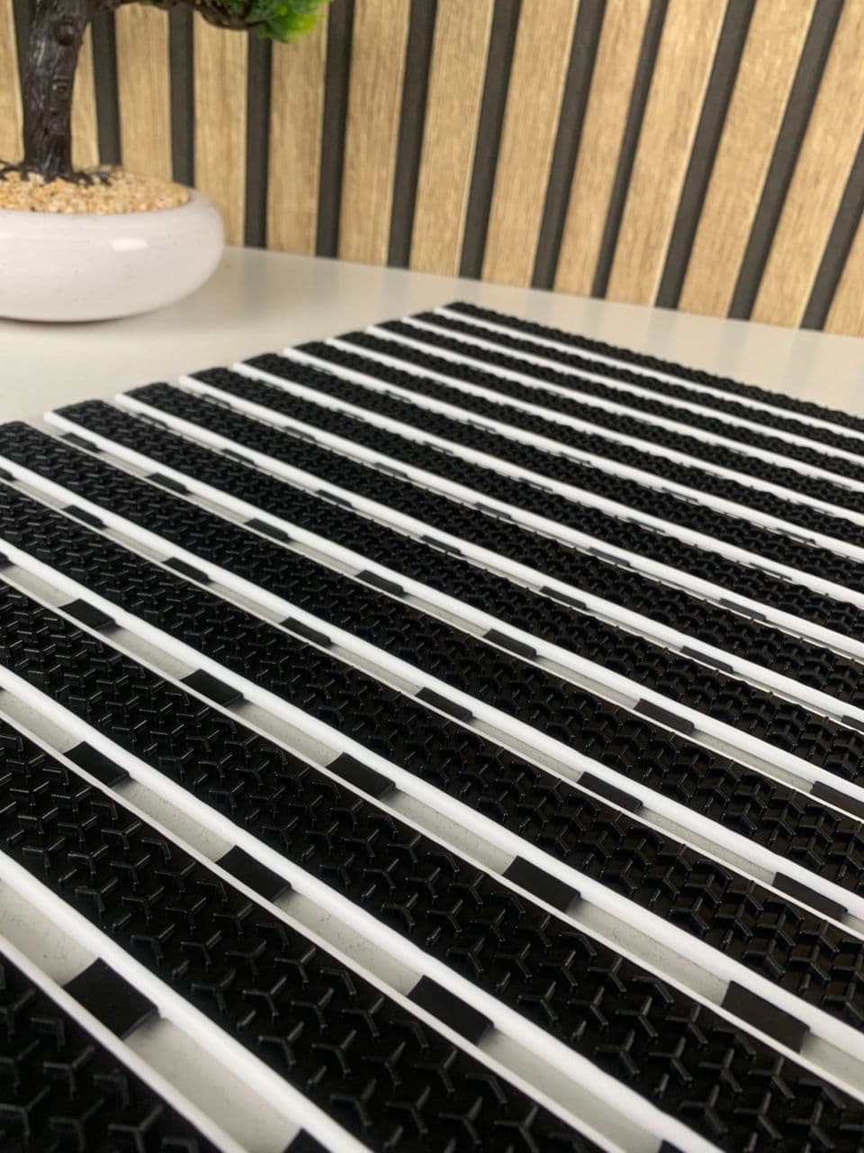 Tapis de baignoire et de douche antidérapant avec trou d’évacuation – بساط حمام مضاد للإنزلاق — صورة حقيقية 21