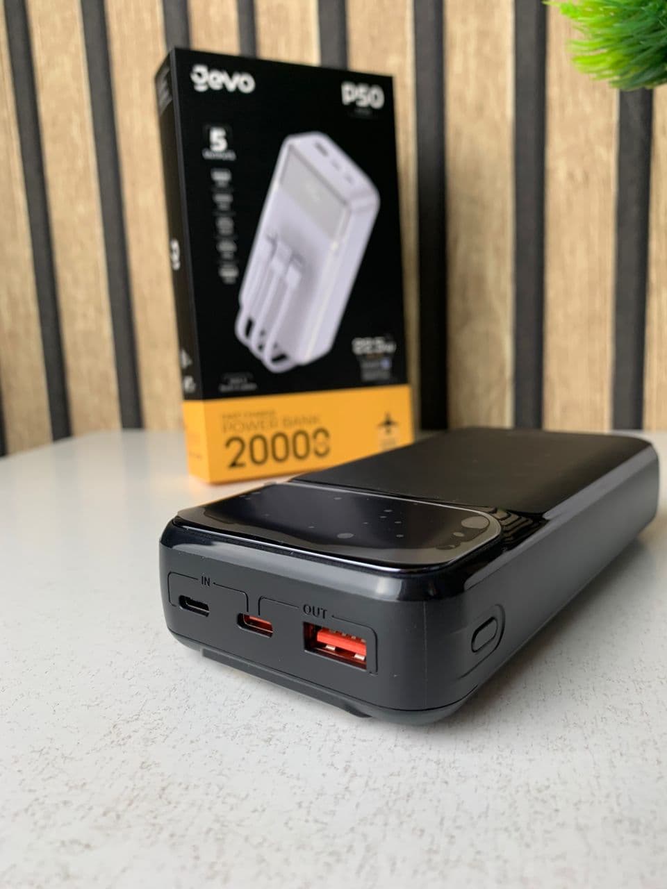 Power Bank Fast Charge Gevo 20000mAh avec Cable intégré LCD Screen – باور بانك سعة 20000ميلي أمبير مع كابلات شحن مدمجة — صورة حقيقية 6