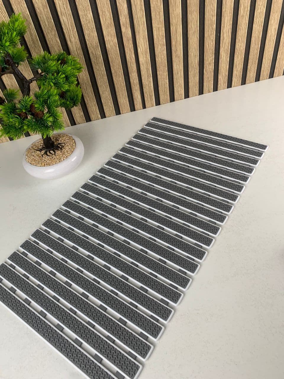 Tapis de baignoire et de douche antidérapant avec trou d’évacuation – بساط حمام مضاد للإنزلاق — صورة حقيقية 17