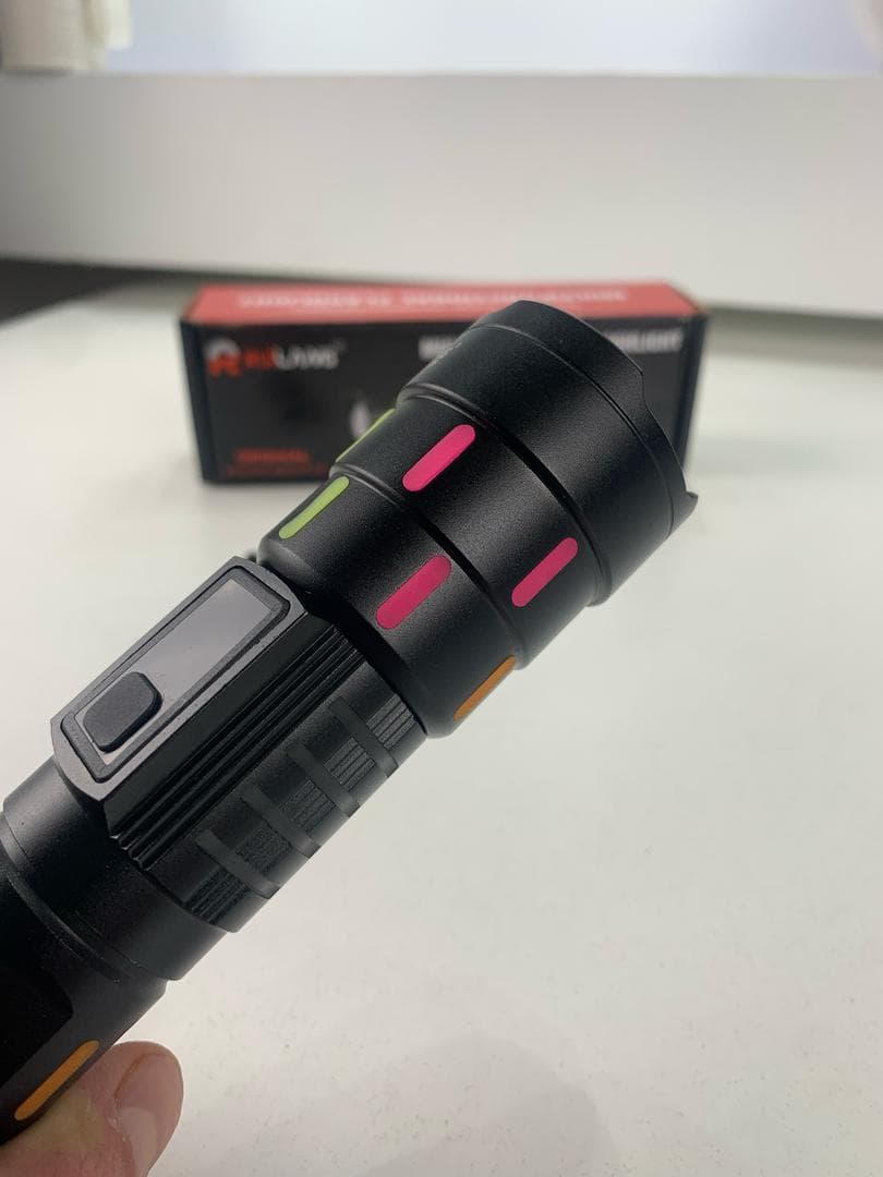 Lampe de Poche LED à Zoom Télescopique avec Bandes Fluorescentes - مصباح يدوي مع زووم تلسكوبي — صورة حقيقية 15