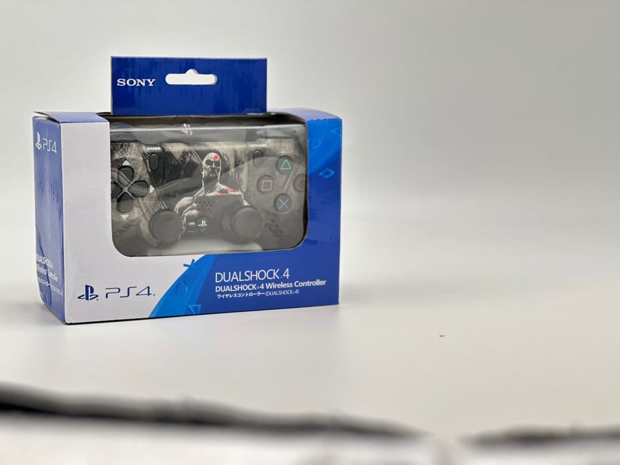 SONY DualShock Manette PS4 Sans Fil, Batterie Rechargeable (High Copy) – Edition God of War — صورة حقيقية 6
