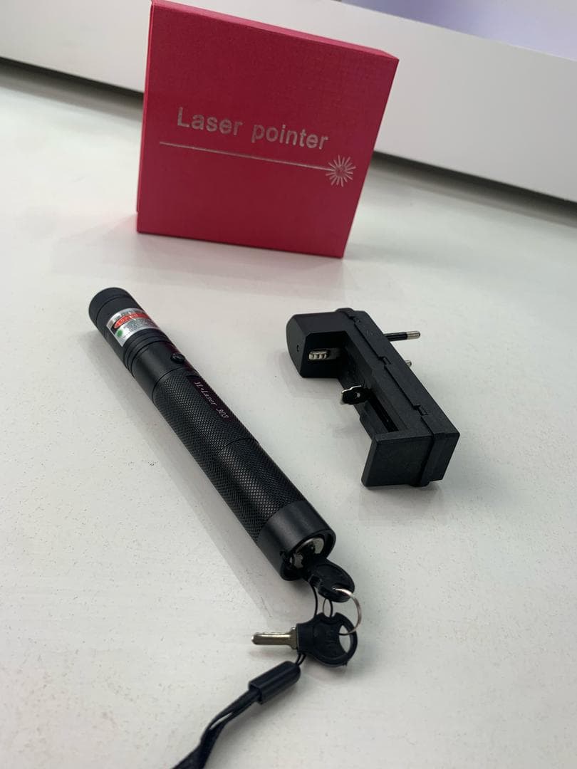 Pointeur Laser Puissant Multifonctions 2000 Mètres - مصباح ليزر قوي للمسافات الطويلة متعدد الوظائف — صورة حقيقية 9