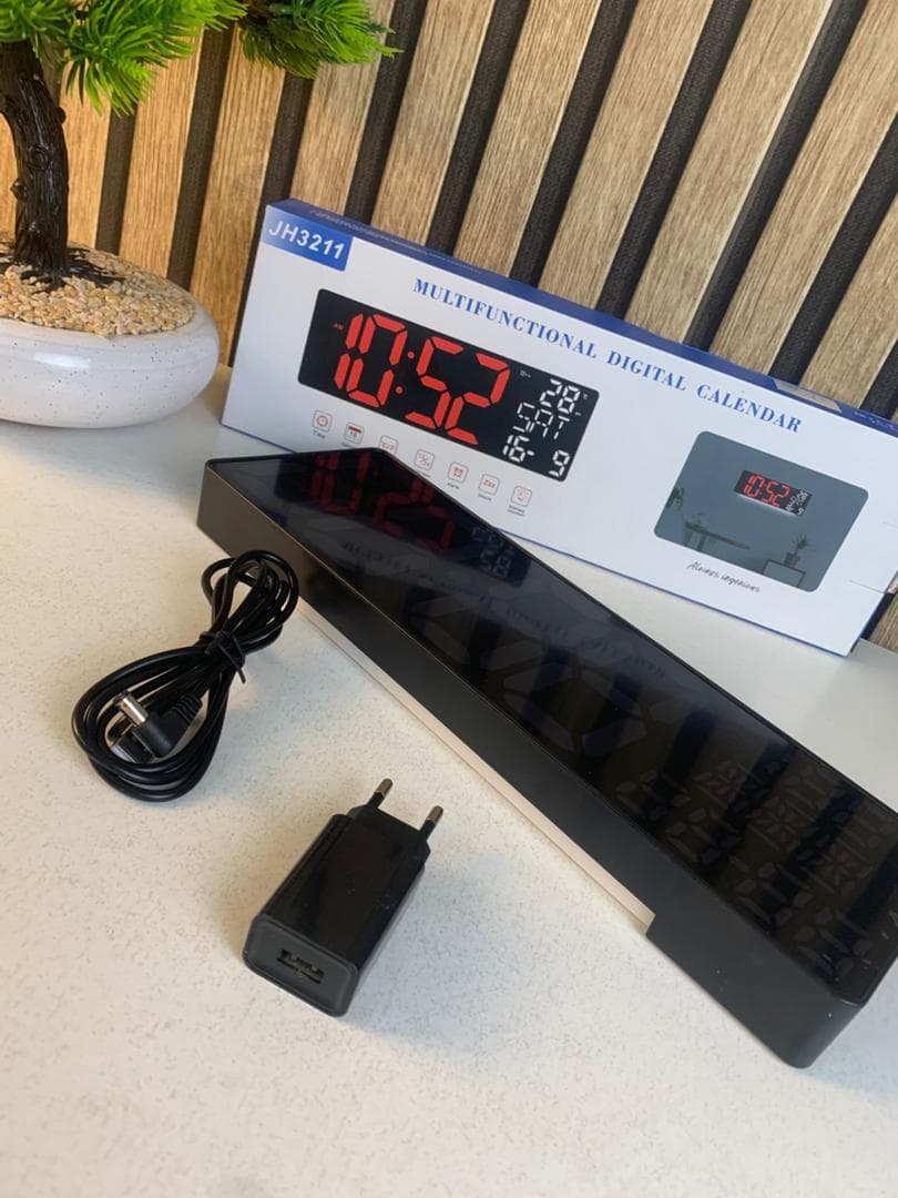 Horloge Numérique Murale LED à Éclairage Inférieur – ساعة رقمية للحائط و المكتب بإضاءة سفلية — صورة حقيقية 10