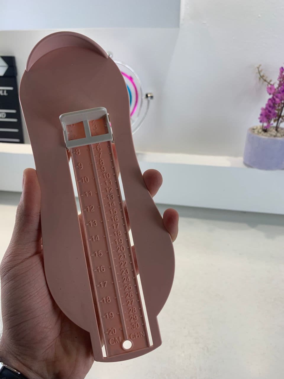 Règle de mesure de la taille des chaussures pour enfants – أداة قياس القدم للأطفال — صورة حقيقية 7