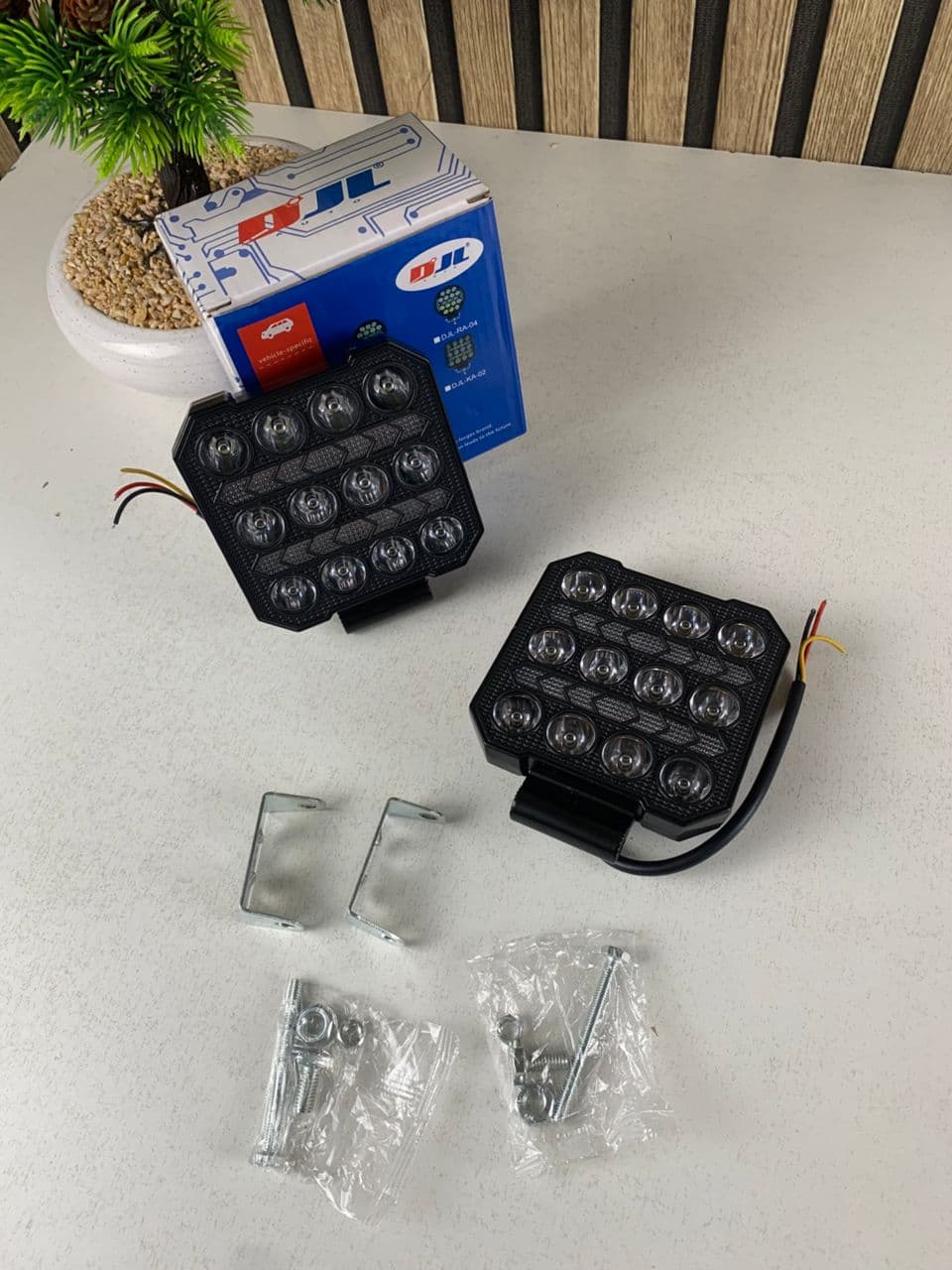 Phare LED Anti-brouillard 2PCS avec 5 Modes d’éclairage 12V-24V IP68 étanche – مصباح عالي السطوع للسيارات والدراجات النارية — صورة حقيقية 7