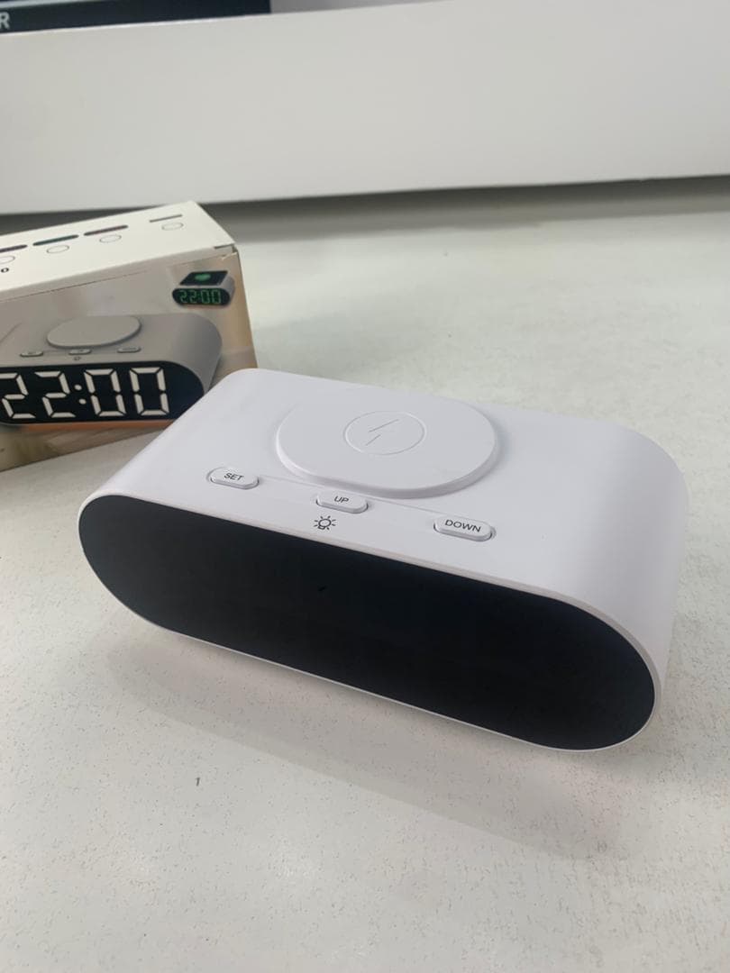 Horloge numérique LED et Chargeur Sans Fil GH9000 – ساعة منبه وشاحن لاسلكي — صورة حقيقية 9