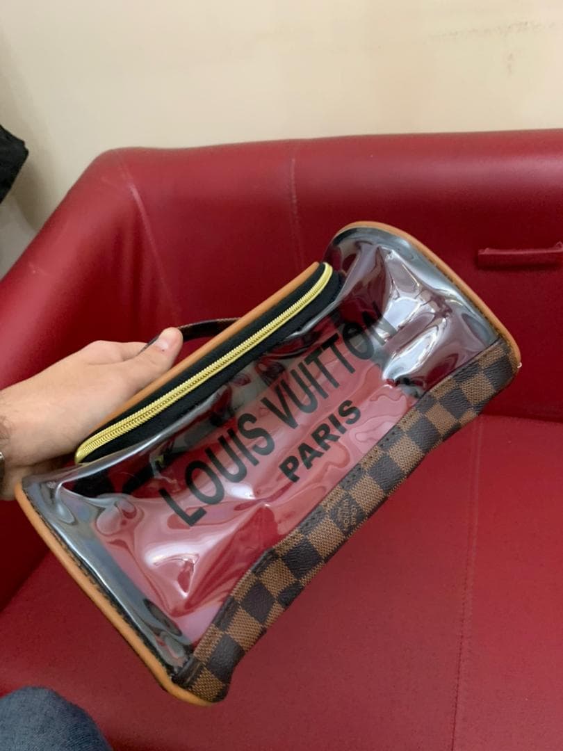 Pochette de Bain pour Produits Cosmétiques LV Unisexe – حقيبة أغراض الحمام — صورة حقيقية 6