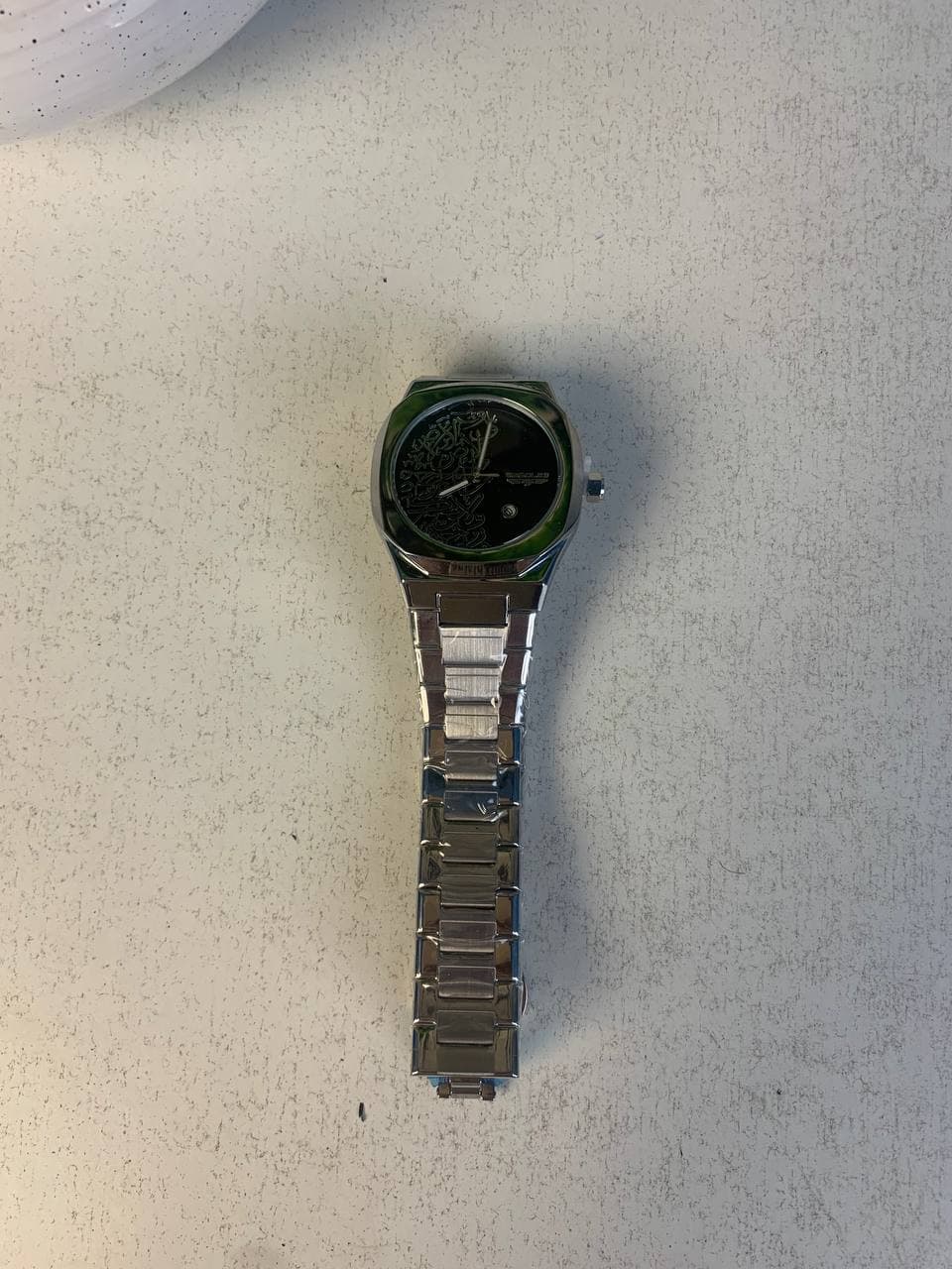 Montre Élégante avec Cadran en Calligraphie Arabe (3D Relief) - ساعة يد كلاسيكية بالخط العربي ثلاثي الأبعاد - Accessoires - صورة حقيقية 2
