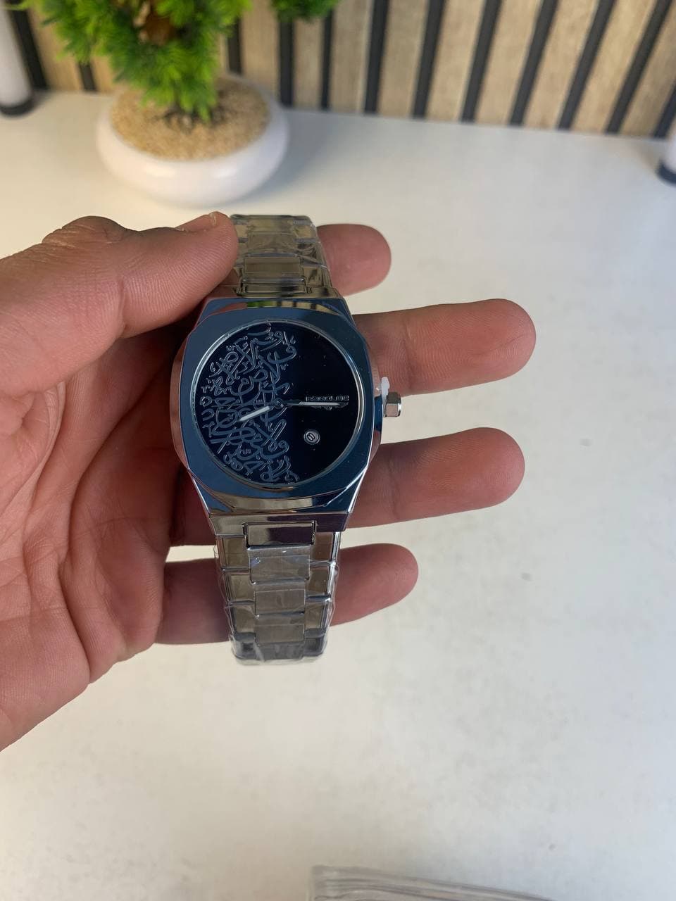Montre Élégante avec Cadran en Calligraphie Arabe (3D Relief) - ساعة يد كلاسيكية بالخط العربي ثلاثي الأبعاد - Accessoires - صورة حقيقية 6