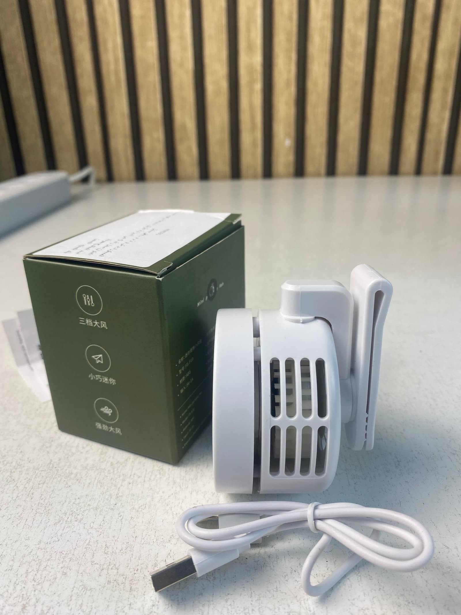 Mini Ventilateur Rechargeable USB-C Clip Orientable 360° avec 3 Vitesses - مروحة حزام صغيرة محمولة وبدون شفرات مع مشبك دوار - Vacance & Loisir - صورة حقيقية 11