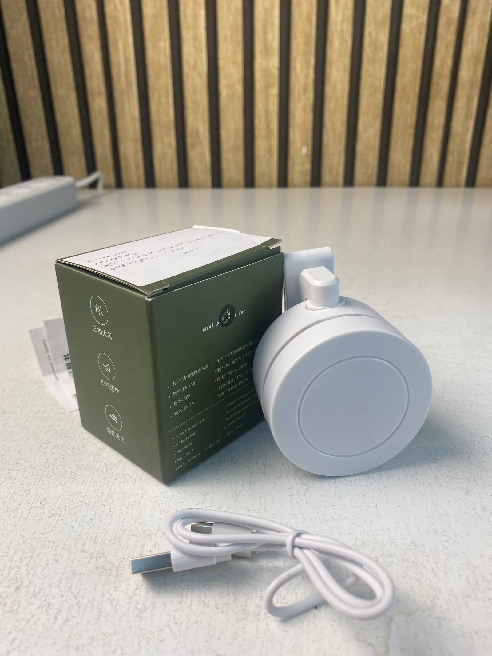 Mini Ventilateur Rechargeable USB-C Clip Orientable 360° avec 3 Vitesses - مروحة حزام صغيرة محمولة وبدون شفرات مع مشبك دوار - Vacance & Loisir - صورة حقيقية 12