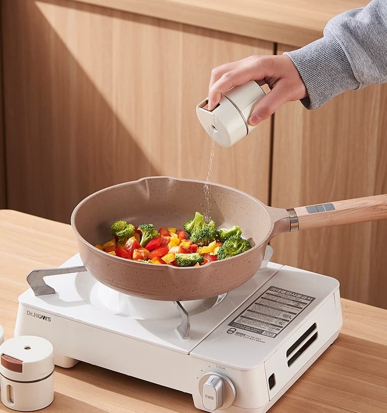 Pots à Épices Magnétiques Couvercle Transparent Fixation Au Mur 4Pcs - علب توابل مغناطيسية لحفظ البهارات وتنظيم المطبخ - Cuisine - صورة 3