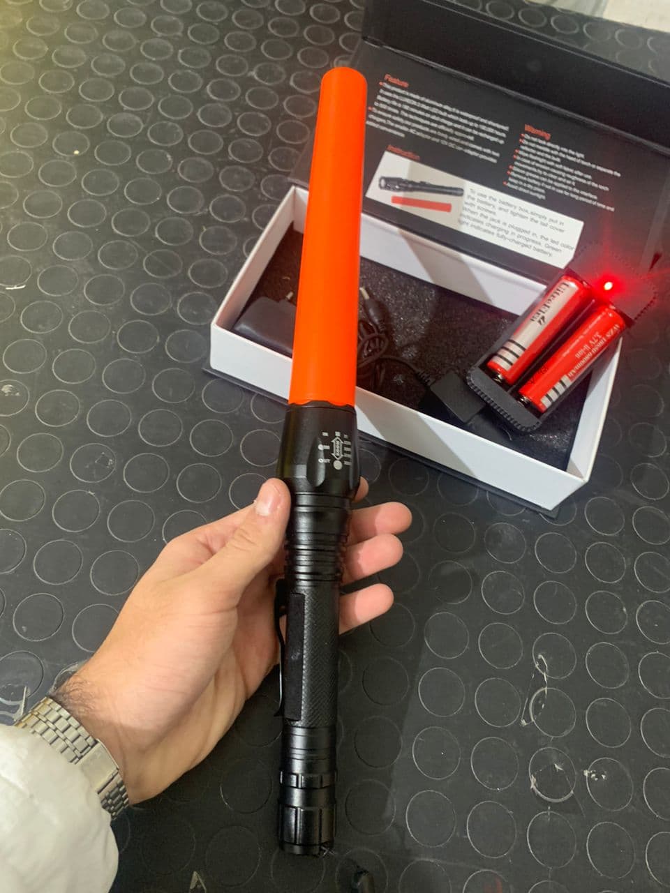 Lampe de poche tactique IP65 de 18 000 lumens - avec lumière LED et deux piles rechargeables - Swat - Camping et Randonnée - صورة حقيقية 9