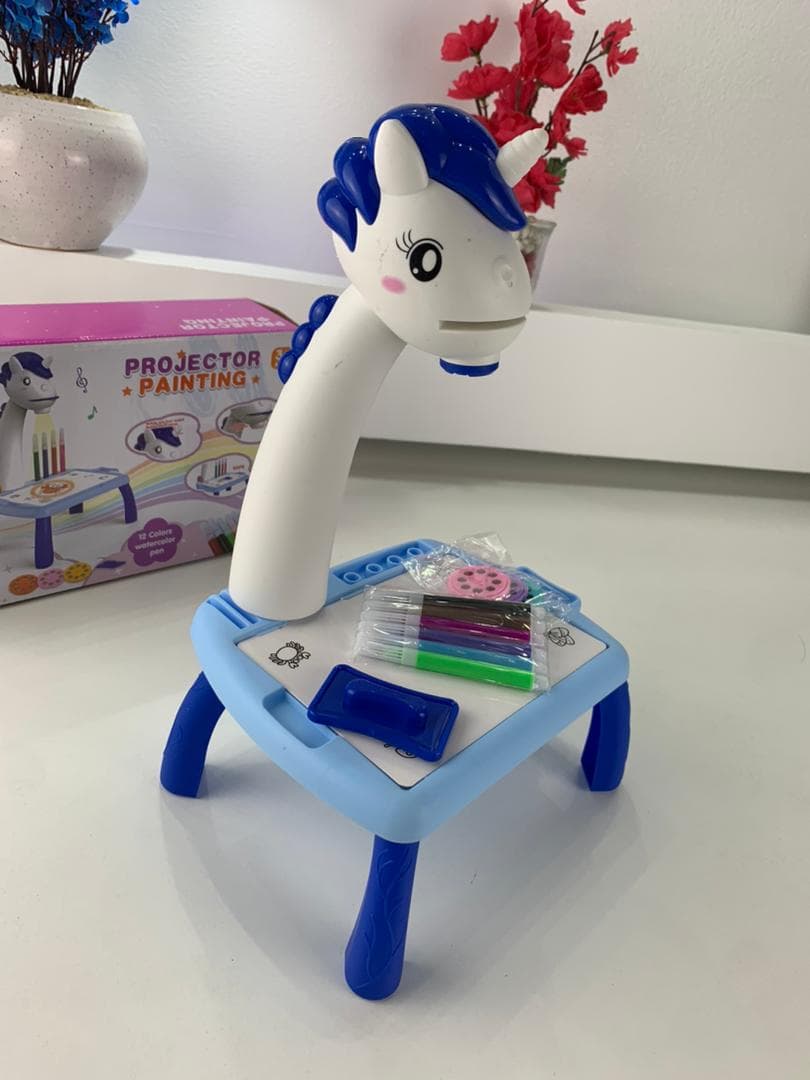 Jouet Projecteur de Dessin Aolieh, Table de Dessin Éducative pour Enfants avec Projecteur LED et Accessoires – لعبة جهاز عرض الرسم للأطفال - Jouet & Gaming - صورة حقيقية 8