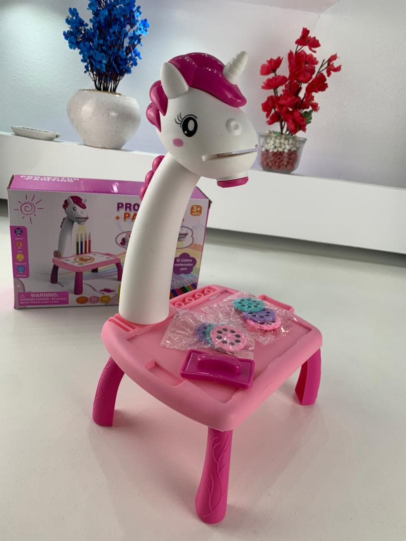 Jouet Projecteur de Dessin Aolieh, Table de Dessin Éducative pour Enfants avec Projecteur LED et Accessoires – لعبة جهاز عرض الرسم للأطفال - Jouet & Gaming - صورة حقيقية 10