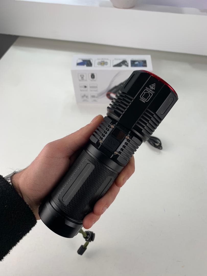 Lampe Torche 100W avec Batterie Lithium 18650*3 Portée de 1 à 1,5 km, mise au point réglable – مصباح يدوي عالي الطاقة مع بطارية ليثيوم - Camping et Randonnée - صورة حقيقية 16