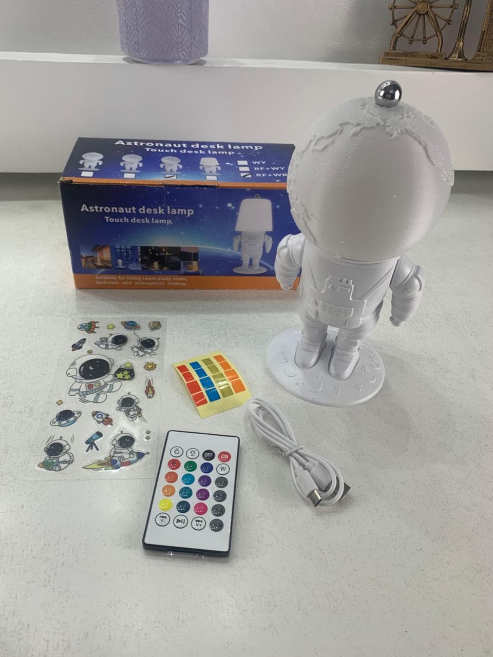 Lampe Astronaute lunaire avec télécommande et LED 16 couleurs – مصباح رجل الفضاء - Électronique - صورة حقيقية 8