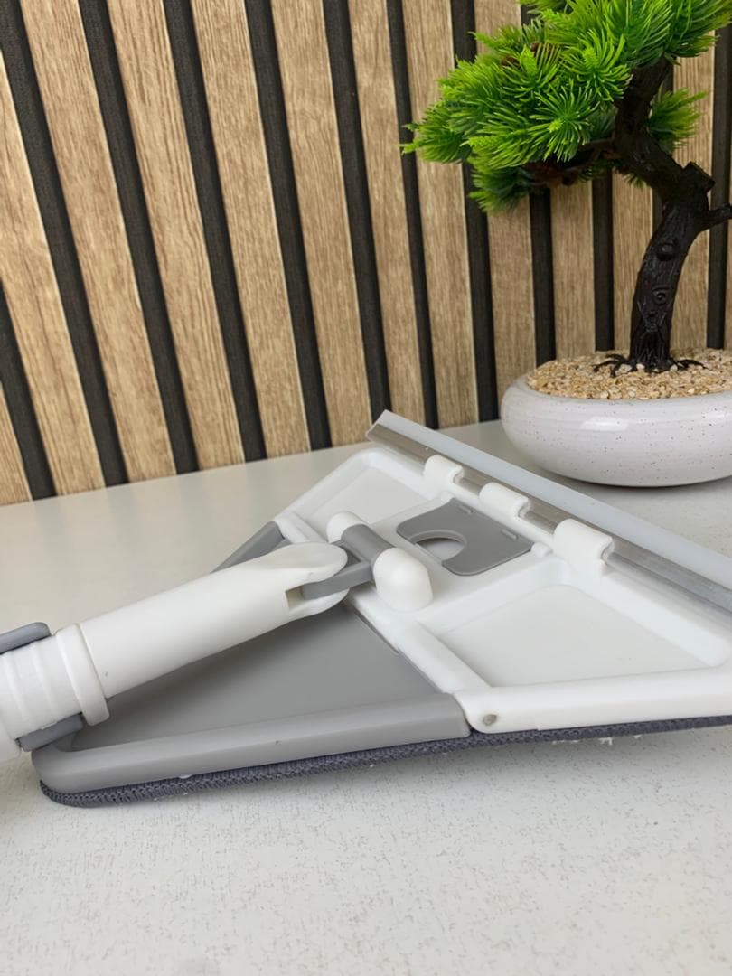 Vadrouille de Nettoyage avec Manche Long Pliable à 180° avec Grattoir – ممسحة من ميكروفيبر للتنظيف في أصعب المناطق - Maison - صورة حقيقية 10