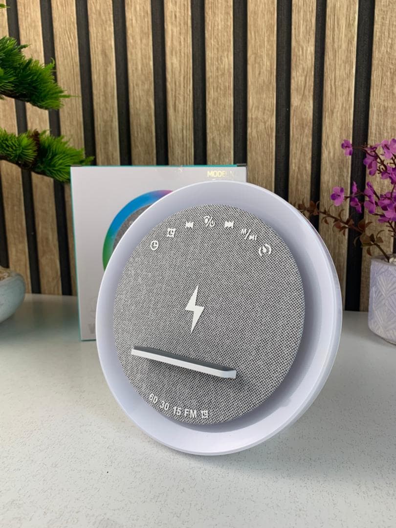 Haut-parleur et Lampe de Chevet avec Lumière d’ambiance RGB et Chargeur Induction 15W – مكبر صوت وشاحن لاسلكي مع إضاءة ملونة - Électronique - صورة حقيقية 8