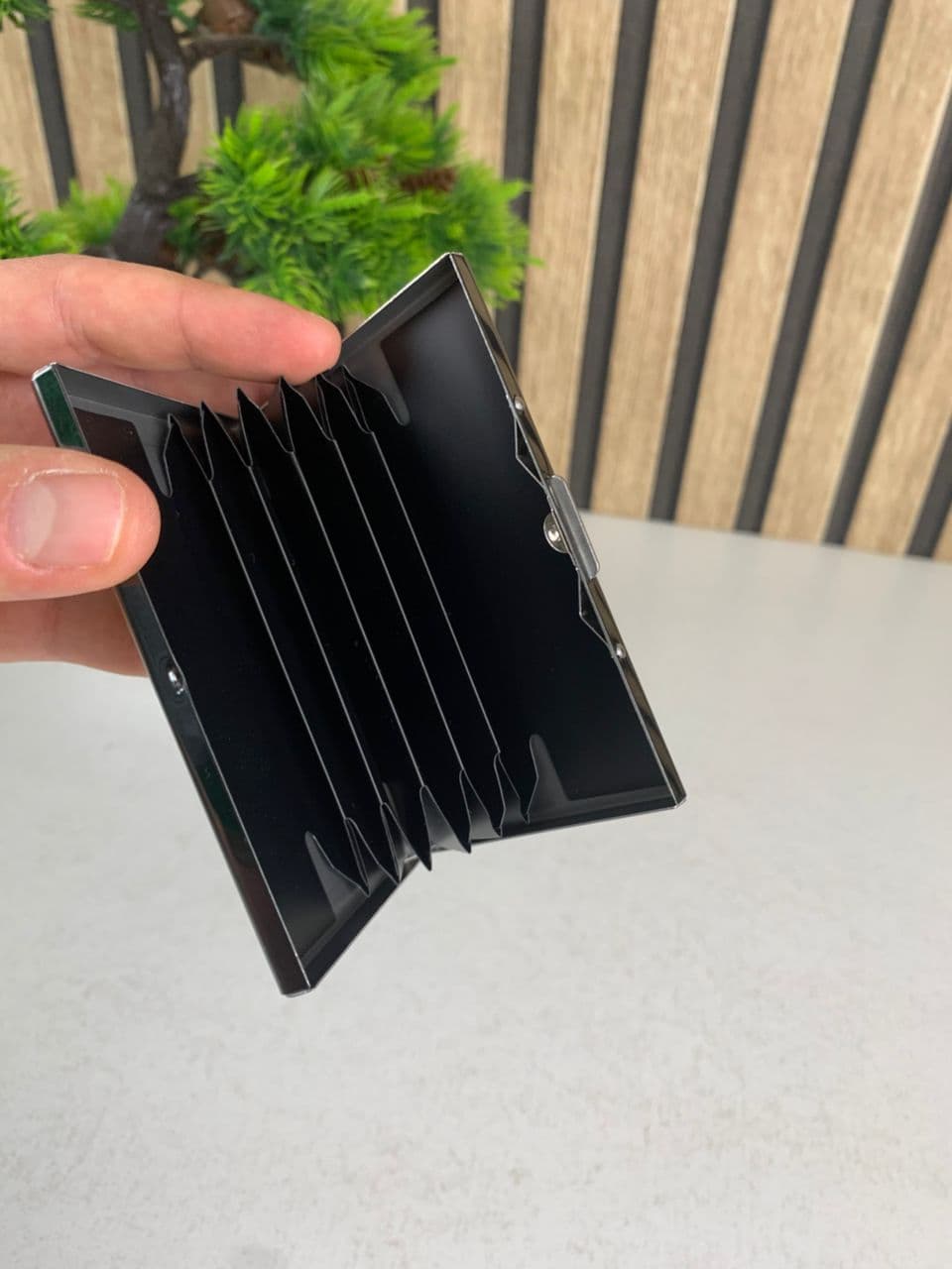 Étui portefeuille en acier noir avec protection RFID pour 6 cartes de crédit – محفظة بطاقات الإئتمان - Accessoires - صورة حقيقية 10