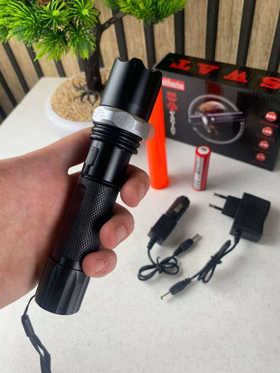 Lampe Torche LED SWAT Multifonction Zoom Réglable et 3 Modes d’Éclairage – مصباح يدوي قابل للشحن - Camping et Randonnée - صورة حقيقية 9