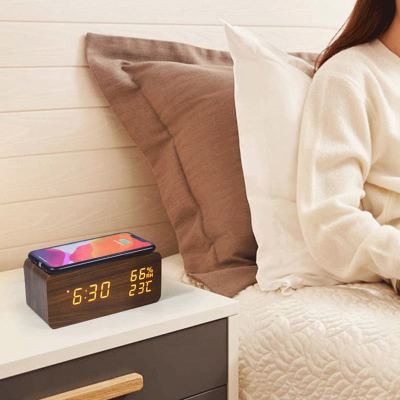 Réveil numérique de bureau en bois avec socle de charge sans fil Qi - Électronique - صورة 7