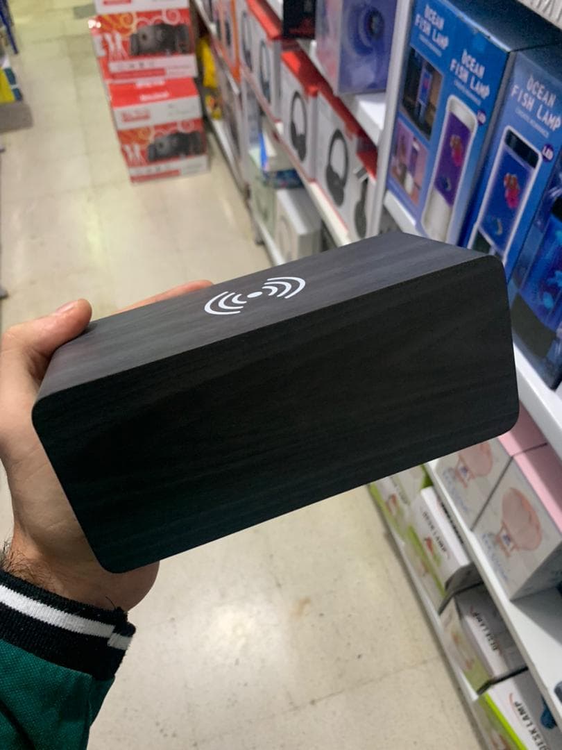 Réveil numérique de bureau en bois avec socle de charge sans fil Qi - Électronique - صورة حقيقية 10