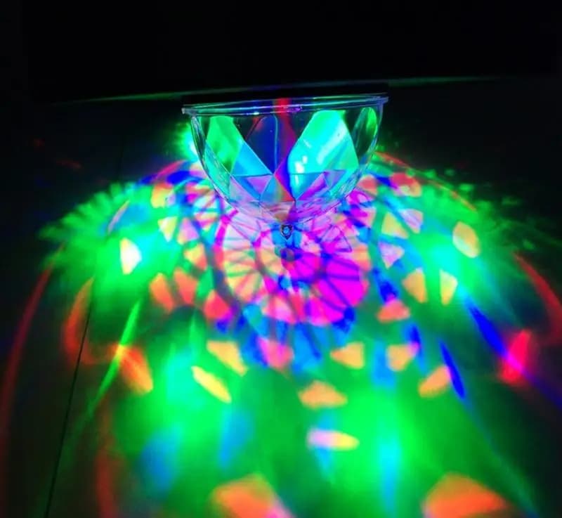Projecteur jeux de lumiere RGB Laser rotatif 6en1 effets Stroboscope — صورة 3