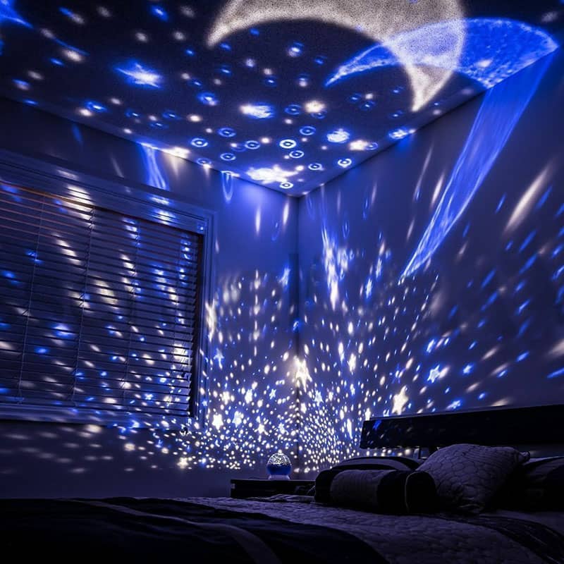 Projecteur LED rotatif produisant l’image d’un ciel étoilé, idéal pour la chambre d’un enfant — صورة 5