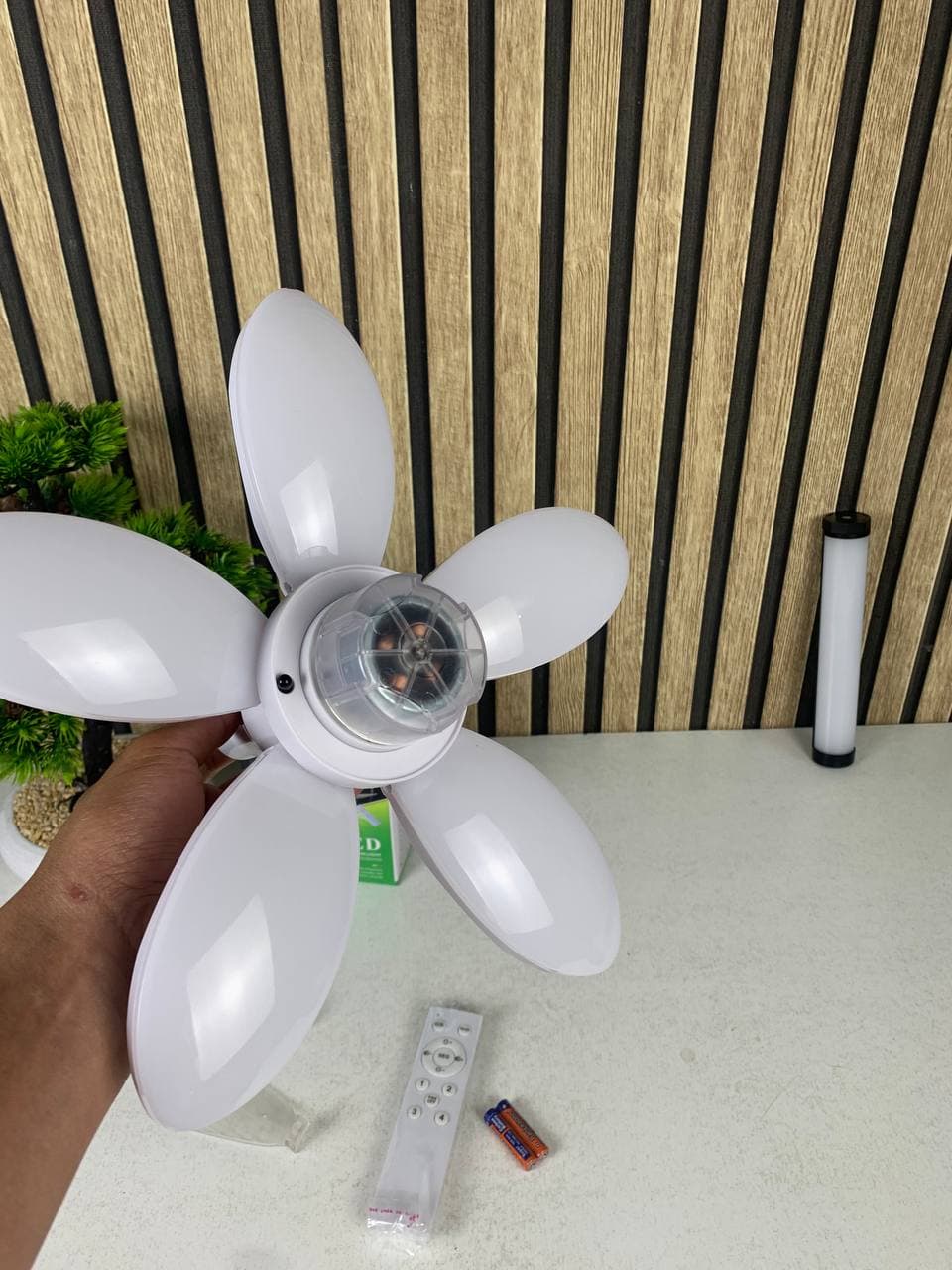 Ventilateur de Plafond Lumineux à Douille avec Télécommande - مروحة السقف الذكية 2 في 1 مع إضاءة قوية بقاعدة - Maison - صورة حقيقية 11