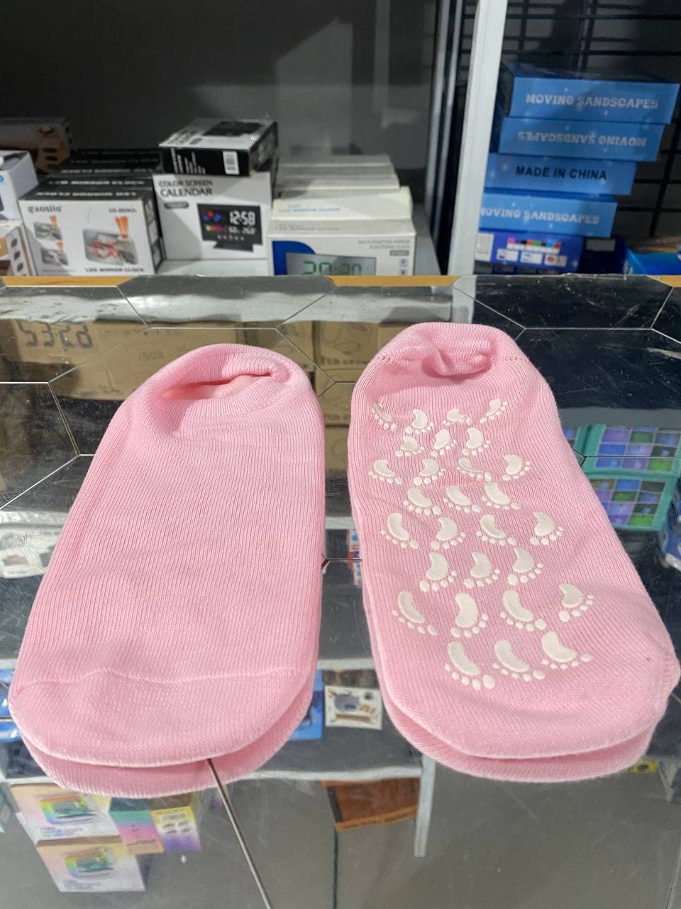 Chaussettes en Gel de Silicone réutilisables, masque pour les pieds, hydratant, blanchissant, exfoliant - جوارب من جل السيليكون لترطيب و تبييض و تقشيير القدم — صورة حقيقية 5