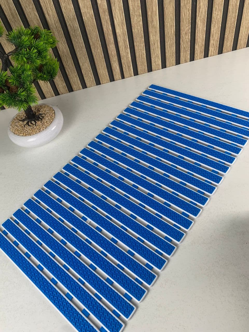 Tapis de baignoire et de douche antidérapant avec trou d’évacuation – بساط حمام مضاد للإنزلاق — صورة حقيقية 8
