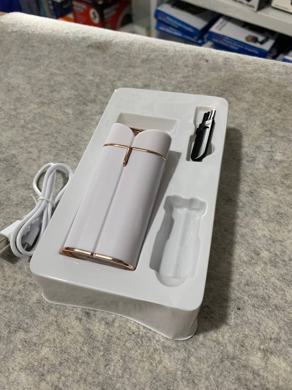 Rasoir électrique indolore avec lumière LED pour épilation instantanée du menton/lèvre supérieure — صورة حقيقية 12