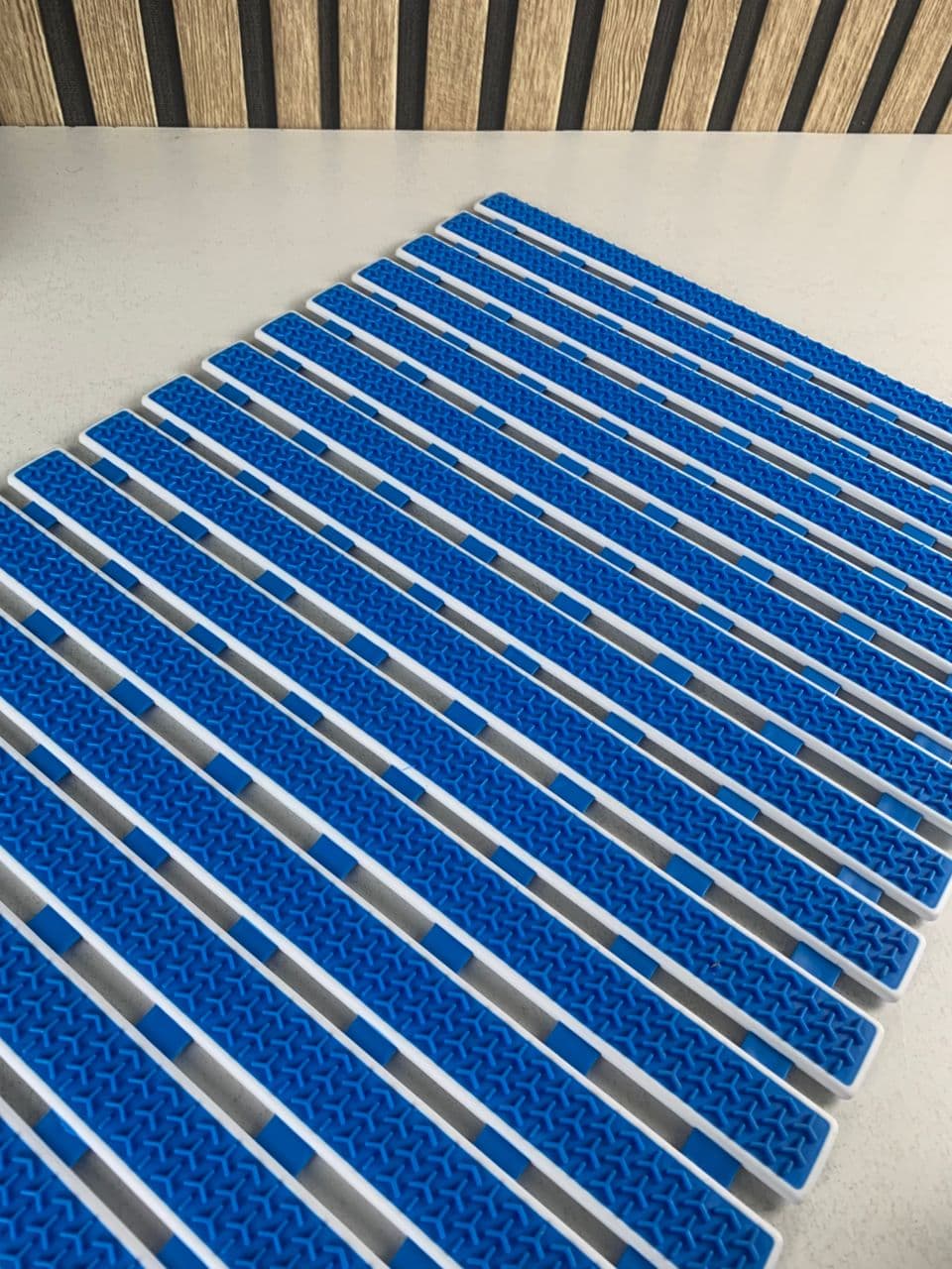 Tapis de baignoire et de douche antidérapant avec trou d’évacuation – بساط حمام مضاد للإنزلاق — صورة حقيقية 9
