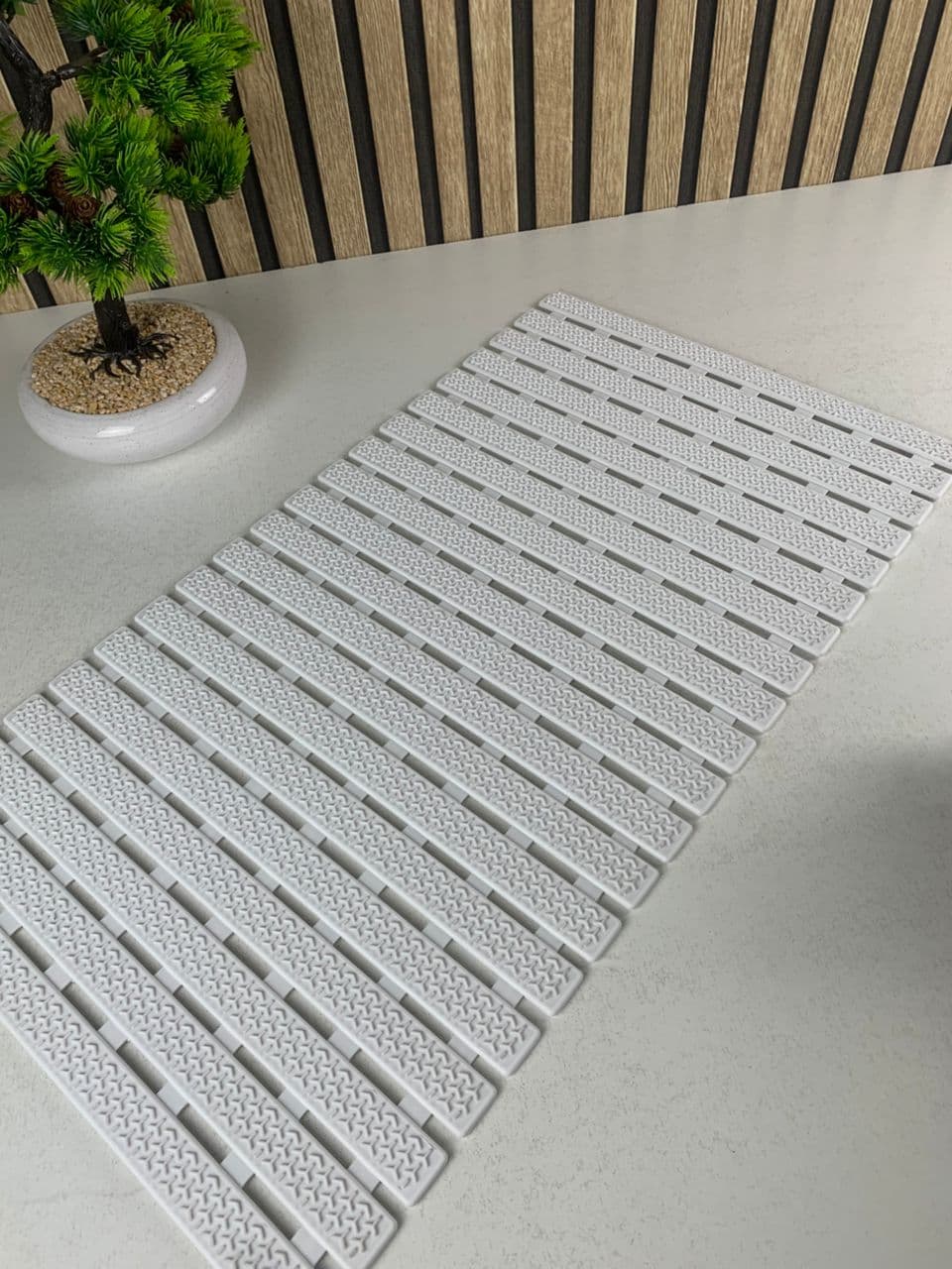 Tapis de baignoire et de douche antidérapant avec trou d’évacuation – بساط حمام مضاد للإنزلاق — صورة حقيقية 11