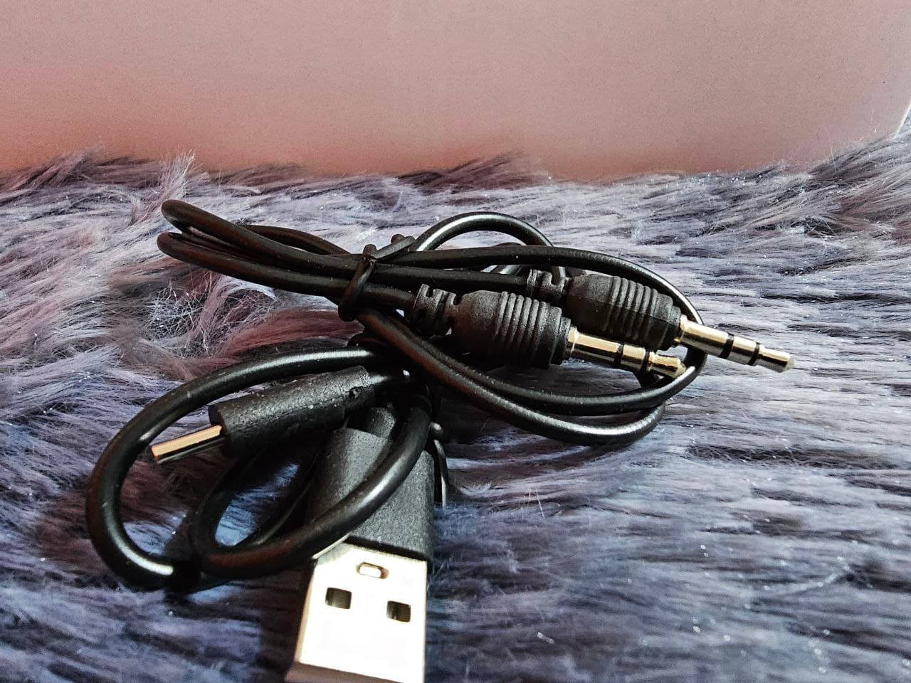 Haut-parleur audio Bluetooth sans fil En forme de Voiture Vintage , Carte mémoire , appels , AUX , Clé USB , FM RADIO — صورة حقيقية 11