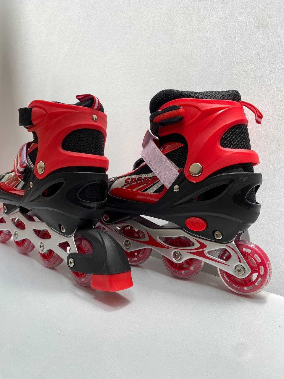 les rouleurs Alignées Confortables pour Enfants avec des roues RGB pointure de 35-38 / 38-42 / 30-32 — صورة حقيقية 7