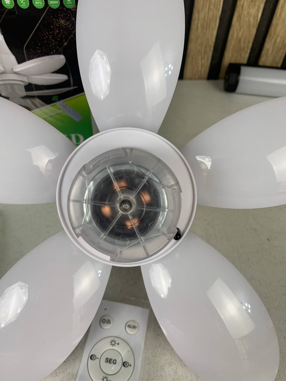 Ventilateur de Plafond Lumineux à Douille avec Télécommande - مروحة السقف الذكية 2 في 1 مع إضاءة قوية بقاعدة - Maison - صورة حقيقية 10