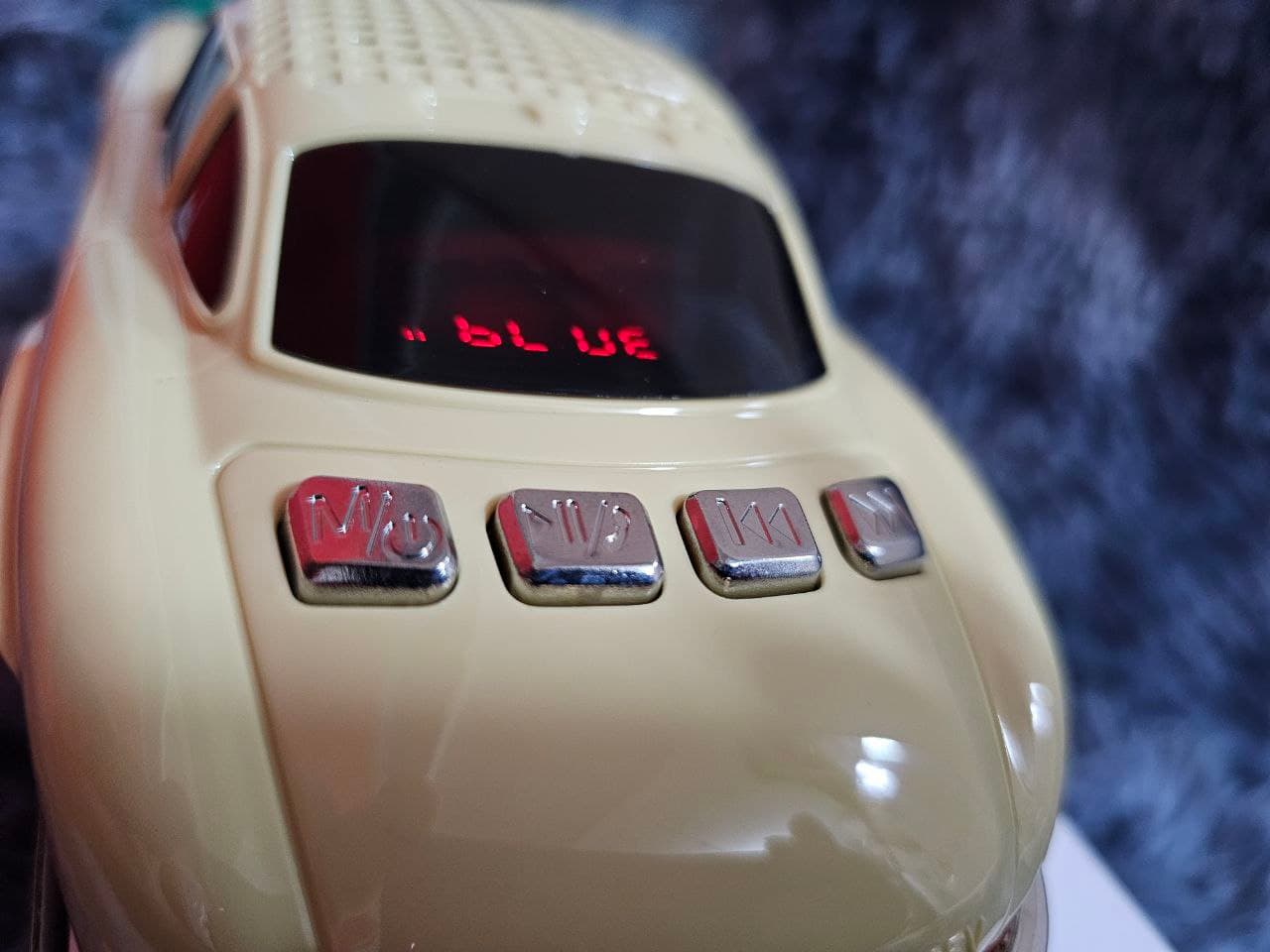 Haut-parleur audio Bluetooth sans fil En forme de Voiture Vintage , Carte mémoire , appels , AUX , Clé USB , FM RADIO — صورة حقيقية 10