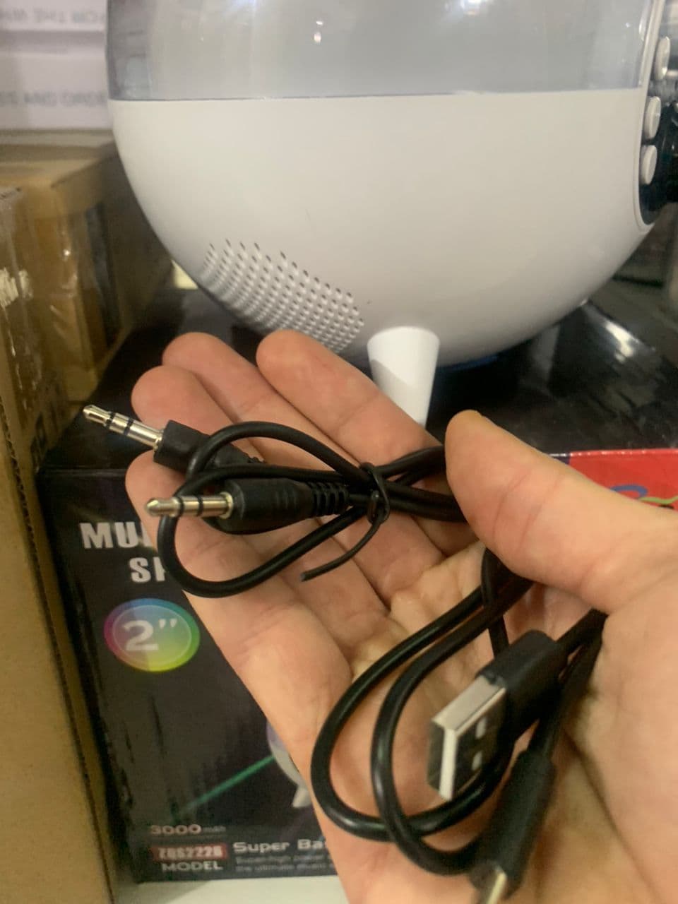 Haut-Parleur et Réveil LED d’Ambiance avec Chargeur Sans Fil 15W — صورة حقيقية 13