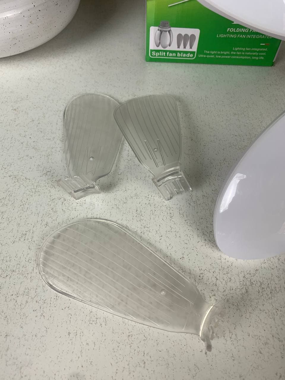 Ventilateur de Plafond Lumineux à Douille avec Télécommande - مروحة السقف الذكية 2 في 1 مع إضاءة قوية بقاعدة - Maison - صورة حقيقية 14